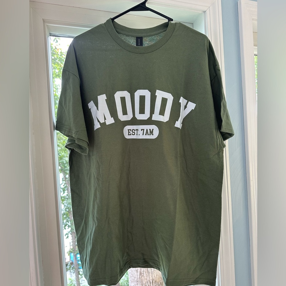 Moody tee